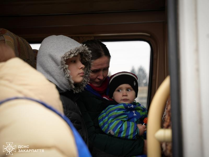 Рятувальники Закарпаття продовжують допомагати вимушено переміщеним особам
