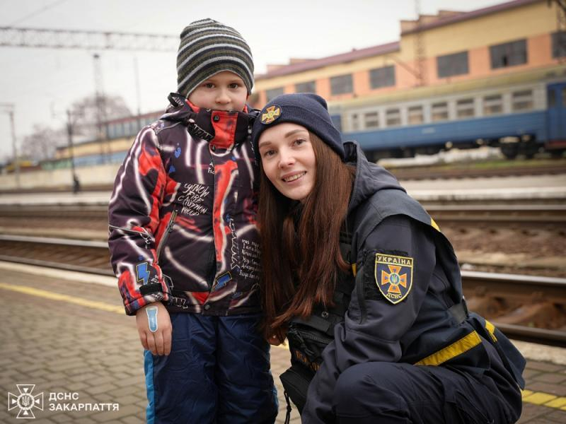 Рятувальники Закарпаття продовжують допомагати вимушено переміщеним особам