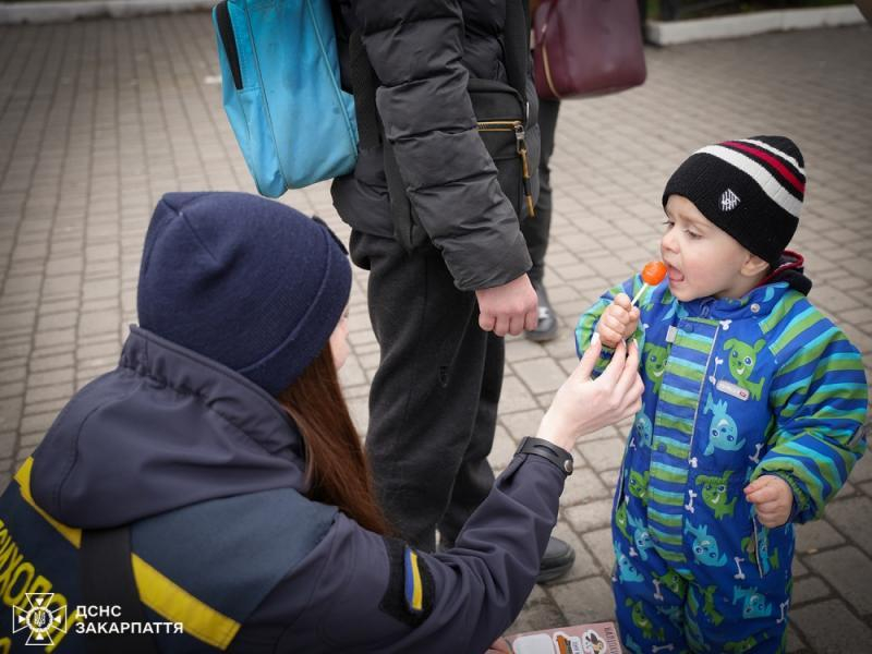 Рятувальники Закарпаття продовжують допомагати вимушено переміщеним особам