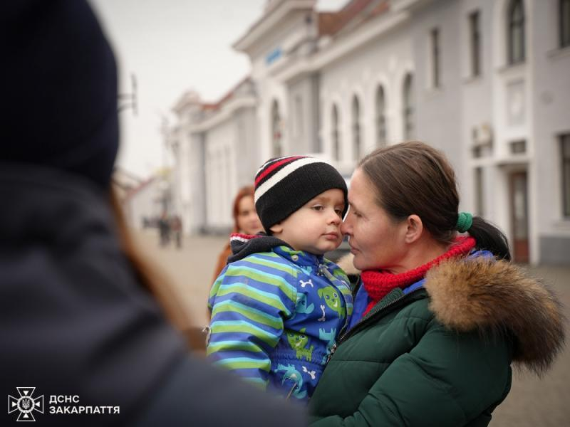 Рятувальники Закарпаття продовжують допомагати вимушено переміщеним особам