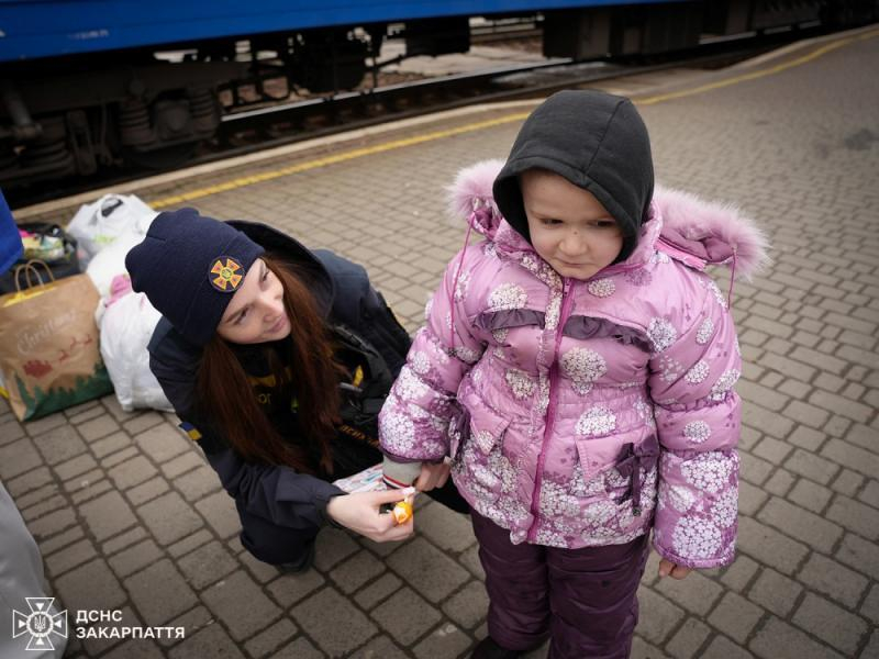 Рятувальники Закарпаття продовжують допомагати вимушено переміщеним особам