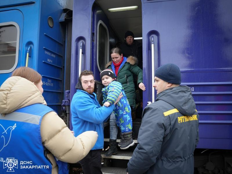 Рятувальники Закарпаття продовжують допомагати вимушено переміщеним особам