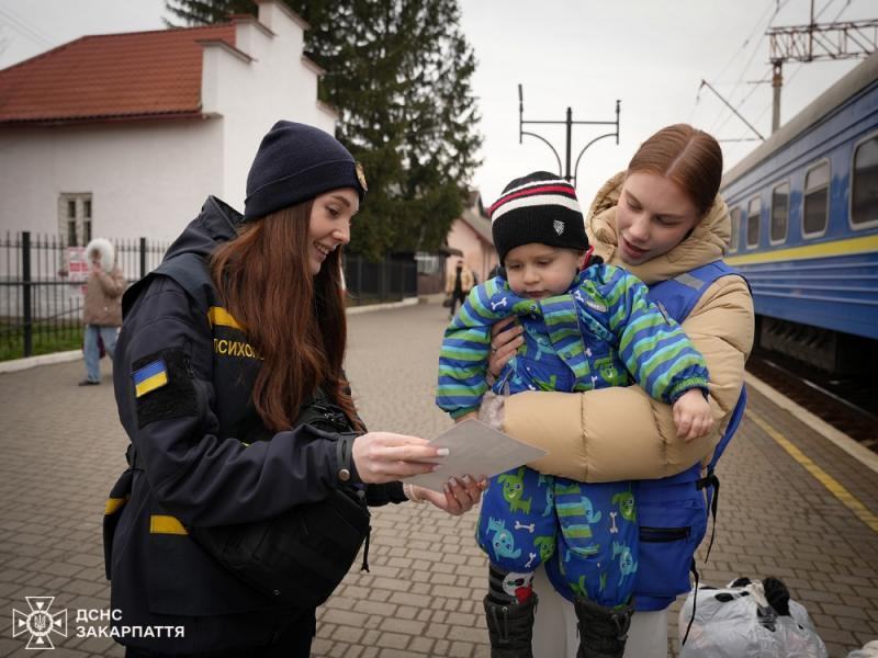 Рятувальники Закарпаття продовжують допомагати вимушено переміщеним особам