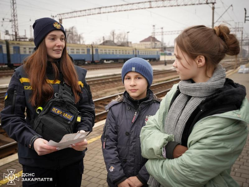 Рятувальники Закарпаття продовжують допомагати вимушено переміщеним особам