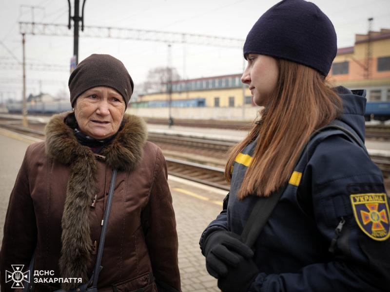 Рятувальники Закарпаття продовжують допомагати вимушено переміщеним особам