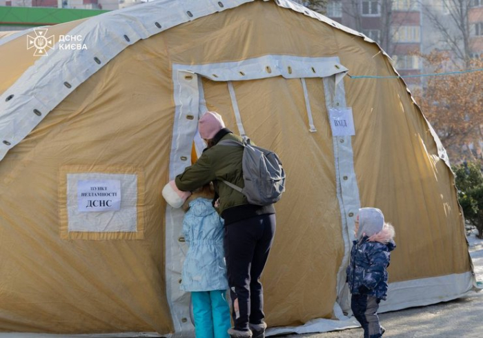Жінка з дітьми прийшла до Пункту незламності у Києві