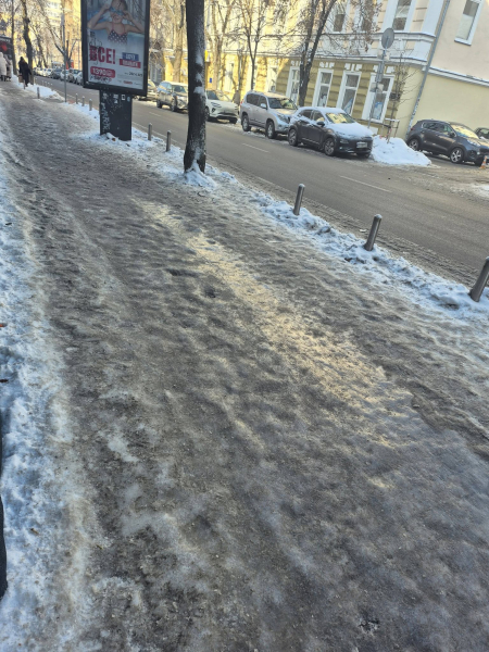 Біля Інституту травматології &ndash; суцільна ковзанка. Фоторепортаж із центру Києва