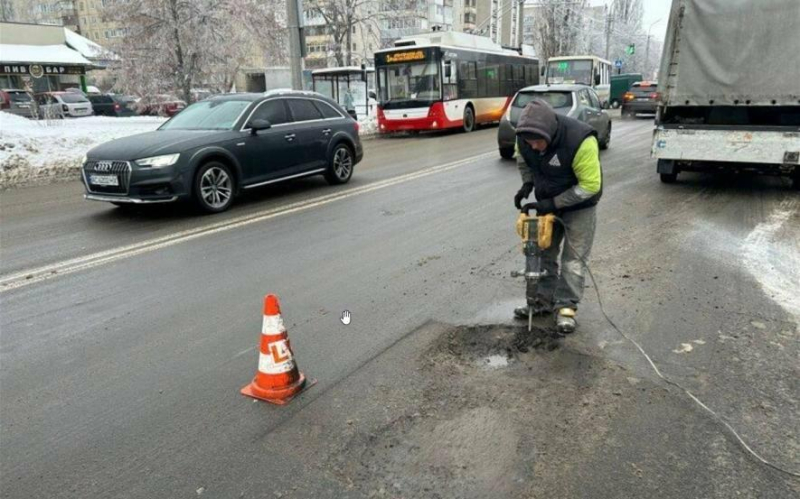 Після морозів у Тернополі латають ями на дорогах