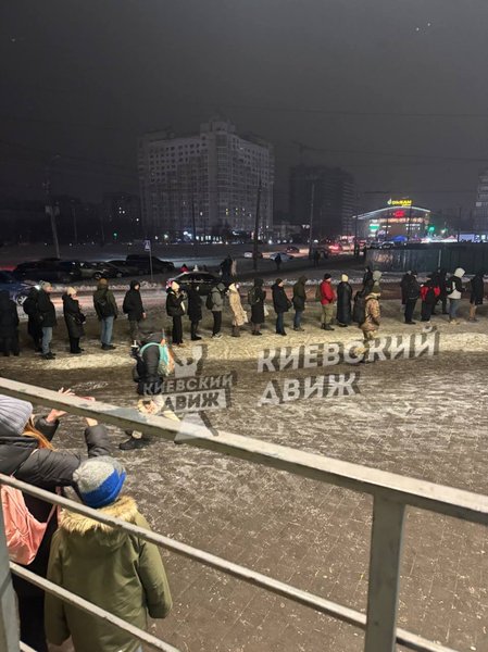 На Оболоні кияни стоять у довжелезних чергах через зупинку роботи електротранспорта