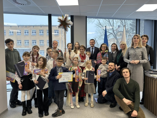 У Польщі дитячий ансамбль &laquo;Веселики&raquo; завітав з колядками до влади Любліна
