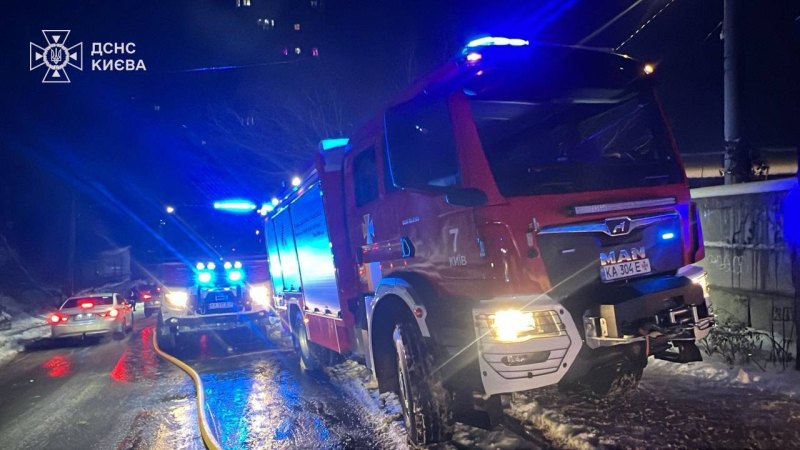 У Подільському районі Києва горів приватний будинок (фото)