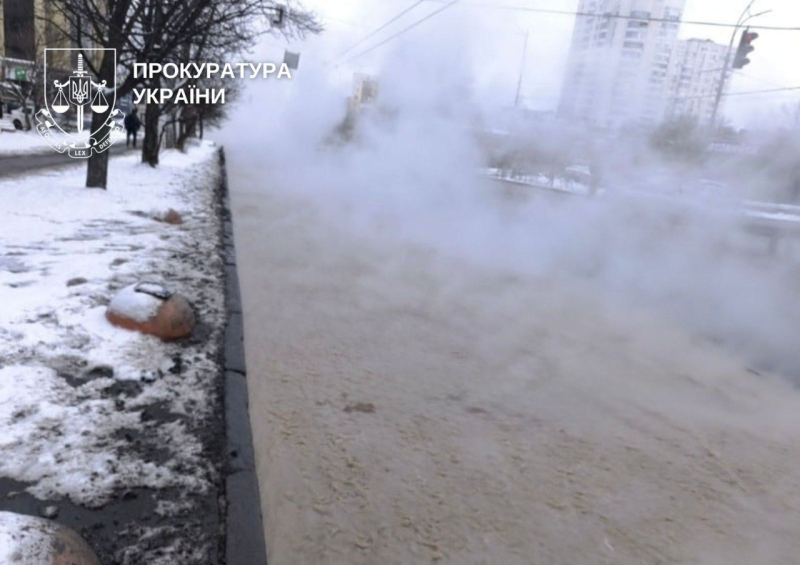 У Києві 16-річна дівчина впала в яму з окропом
