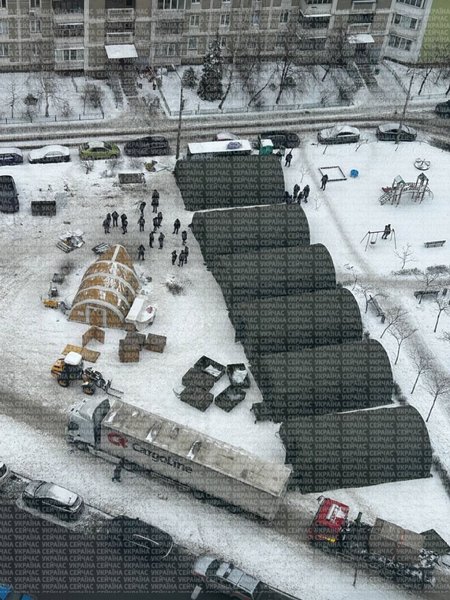 двір на троєщині