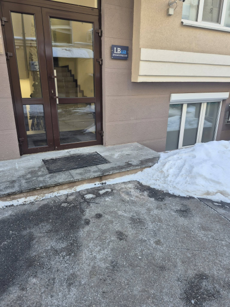 Біля Інституту травматології &ndash; суцільна ковзанка. Фоторепортаж із центру Києва