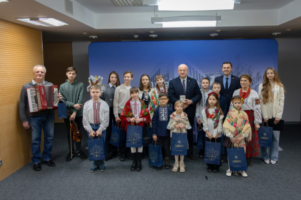 У Польщі дитячий ансамбль &laquo;Веселики&raquo; завітав з колядками до влади Любліна