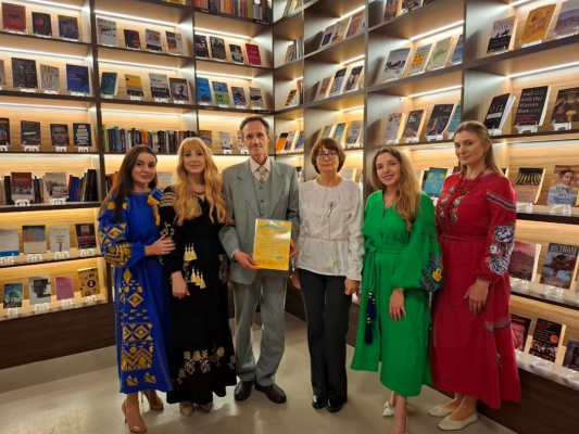 39 історій стійкості: в ОАЕ представили англомовне видання про героїзм звичайних українців