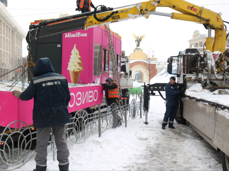 У Києві на Майдані Незалежності демонтовано незаконні МАФи: фото та подробиці