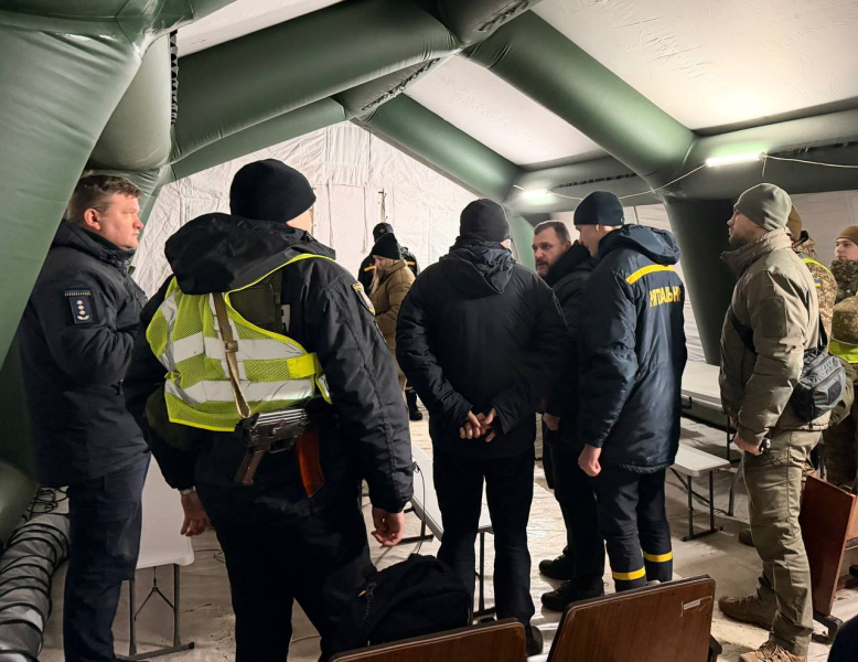 Надскладна ситуація в Києві: рятувальники розгорнули наметові пункти обігріву