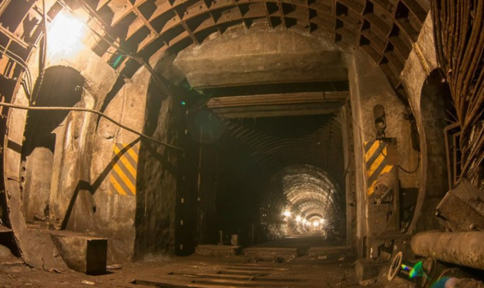 Платформа недобудованої станції київського метро, недоступна пасажирам