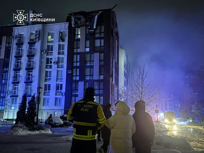 Київщина: рятувальники показали кадри ліквідації наслідків ворожого обстрілу у Білогородці