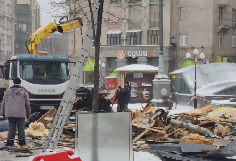 У Києві на Майдані Незалежності демонтовано незаконні МАФи: фото та подробиці