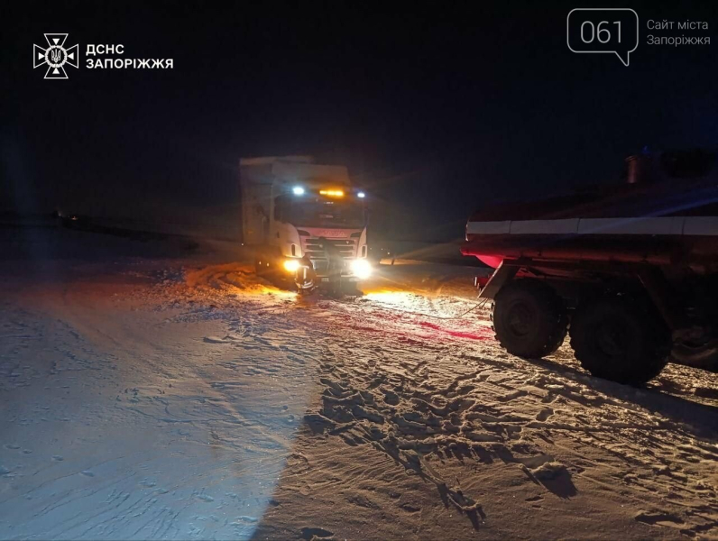 У Запоріжжі рятувальники допомогли водію вантажівки, який застряг на дорозі