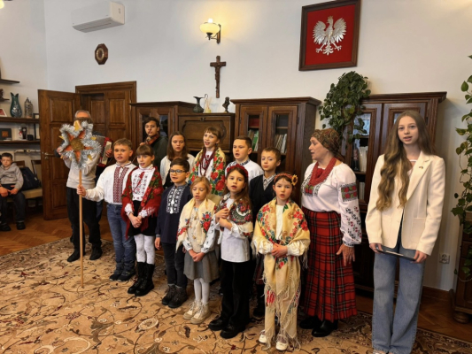 У Польщі дитячий ансамбль &laquo;Веселики&raquo; завітав з колядками до влади Любліна