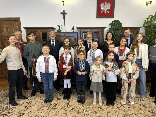 У Польщі дитячий ансамбль &laquo;Веселики&raquo; завітав з колядками до влади Любліна