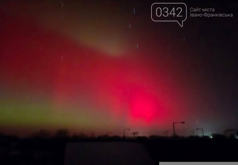 Космічне шоу над домівками: північне сяйво дісталося Прикарпаття  (ФОТО)