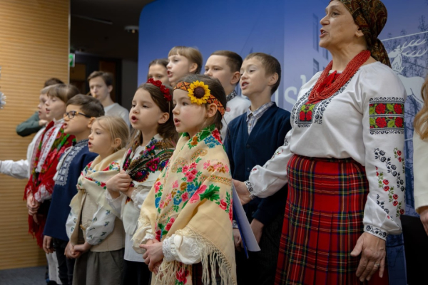 У Польщі дитячий ансамбль &laquo;Веселики&raquo; завітав з колядками до влади Любліна