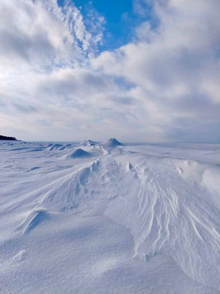 На Київському морі неподалік столиці з’явилася незвична зимова локація зі сніговими дюнами.