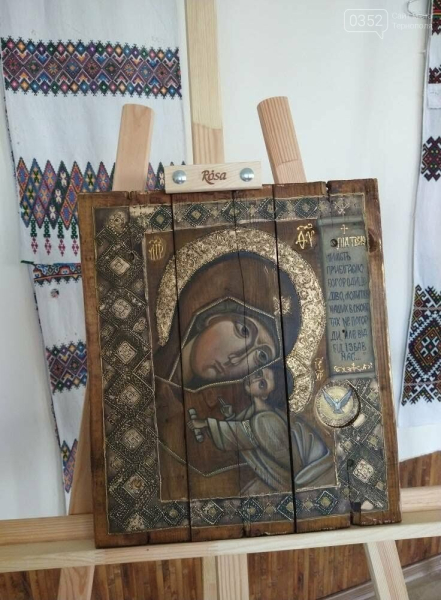 "По той бік війни": ікони Наталії Війтович представлять на виставці у столиці (ФОТО)