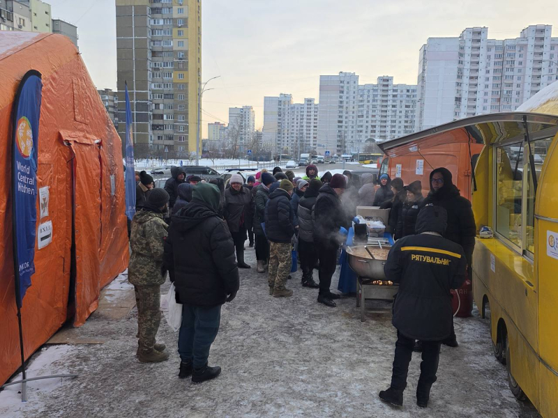 Надскладна ситуація в Києві: рятувальники розгорнули наметові пункти обігріву