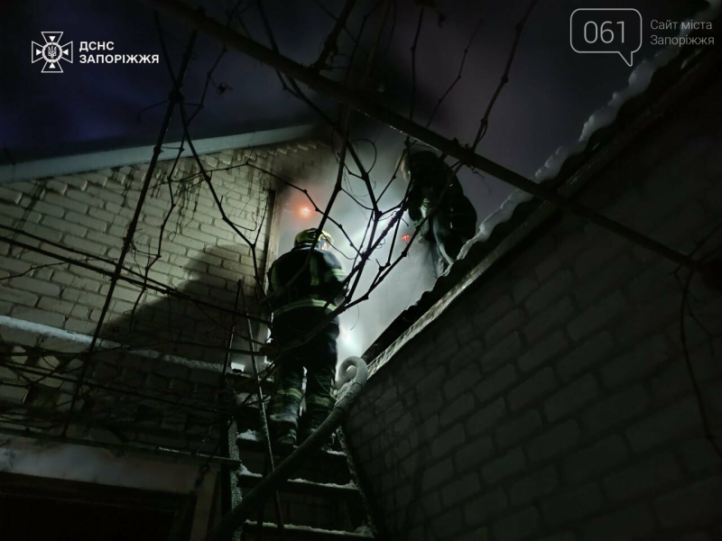 У Запоріжжі вогнеборці врятували чоловіка, який був в палаючому будинку