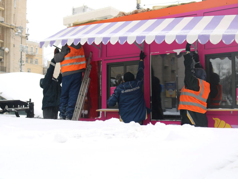 У Києві на Майдані Незалежності демонтовано незаконні МАФи: фото та подробиці