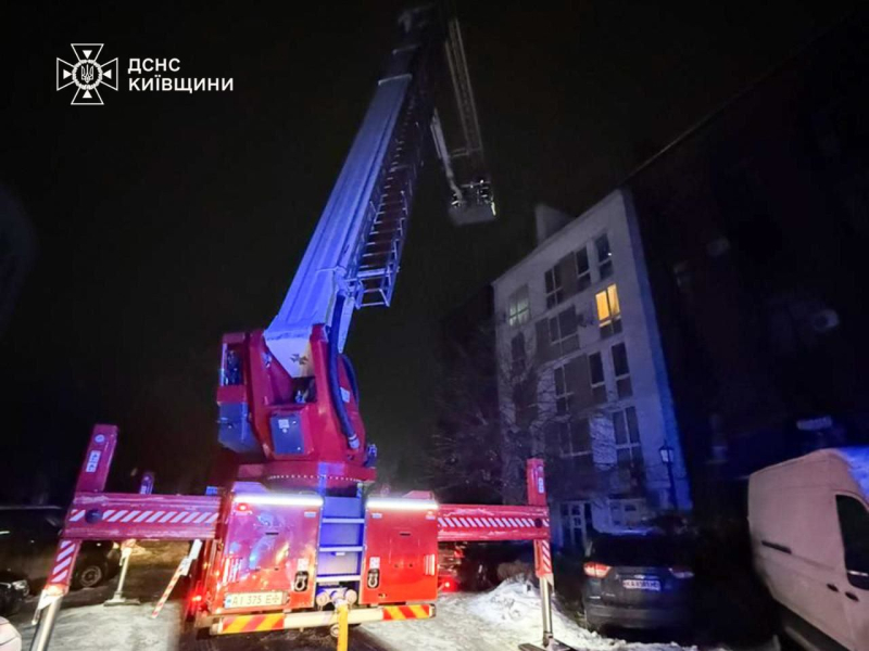 Київщина: рятувальники показали кадри ліквідації наслідків ворожого обстрілу у Білогородці