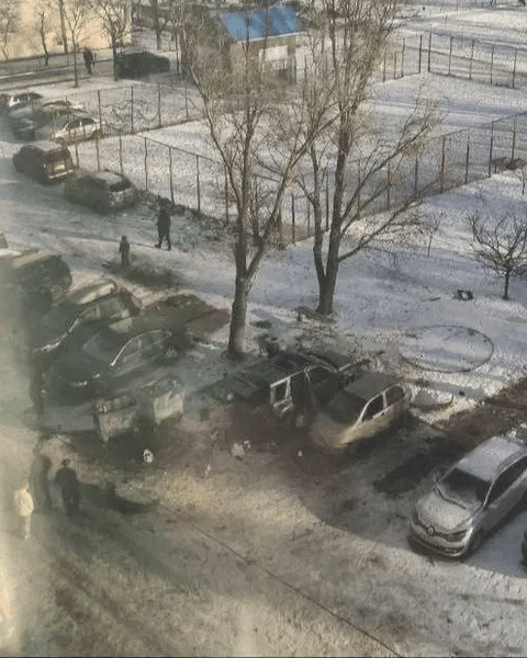 Пошкоджені автомобілі у дворі житлових будинків після вибуху позашляховика в Оболонському районі Києва, на місці працюють екстрені служби