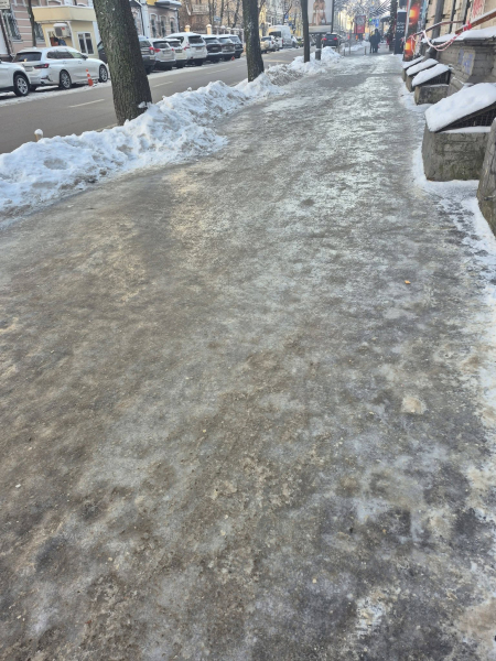 Біля Інституту травматології &ndash; суцільна ковзанка. Фоторепортаж із центру Києва