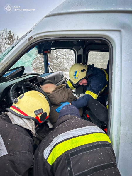 "Карколомна ДТП на Тернопільщині": в авто перебувала дитина, рятувальники деблокували постраждалого.(ФОТО)