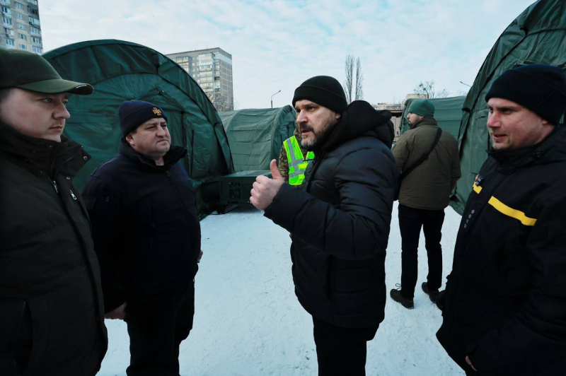 Надскладна ситуація в Києві: рятувальники розгорнули наметові пункти обігріву