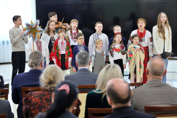 У Польщі дитячий ансамбль &laquo;Веселики&raquo; завітав з колядками до влади Любліна