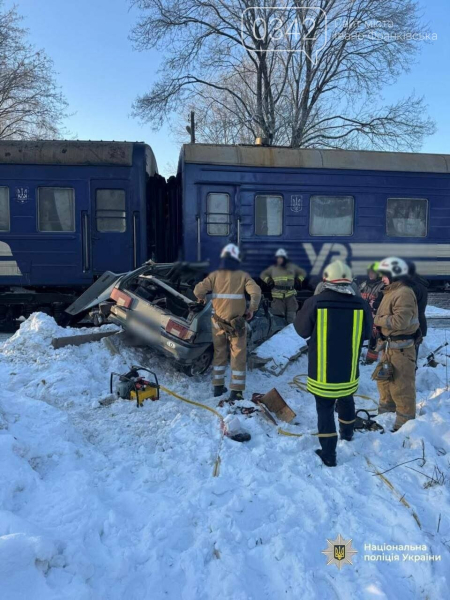 Моторошна аварія на Прикарпатті: автомобіль зіткнувся з потягом "Укрзалізниці", постраждали люди (ФОТО, ВІДЕО)