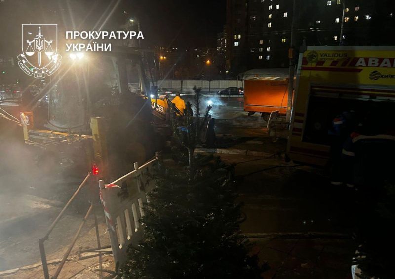 У Києві 16-річна дівчина впала в яму з окропом