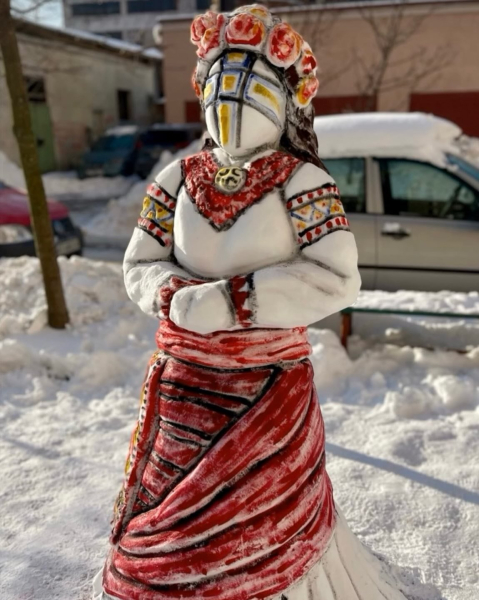 Мистецтво під відкритим небом: у дворі Франківська &ldquo;ожила&rdquo; снігова мотанка (ФОТО)