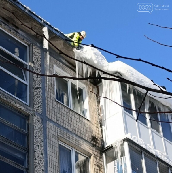 "Загроза залежить від способу танення": у мерії пояснили, де найнебезпечніші бурульки у Тернополі (ФОТО)