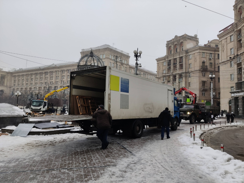 У Києві на Майдані Незалежності демонтовано незаконні МАФи: фото та подробиці