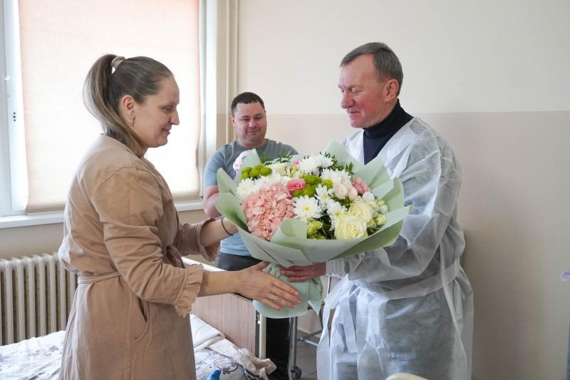Міський голова Богдан Андріїв привітав батьків двійні, яка першою народилася 1 січня 2026 року в Ужгороді