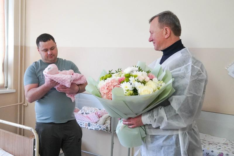 Міський голова Богдан Андріїв привітав батьків двійні, яка першою народилася 1 січня 2026 року в Ужгороді