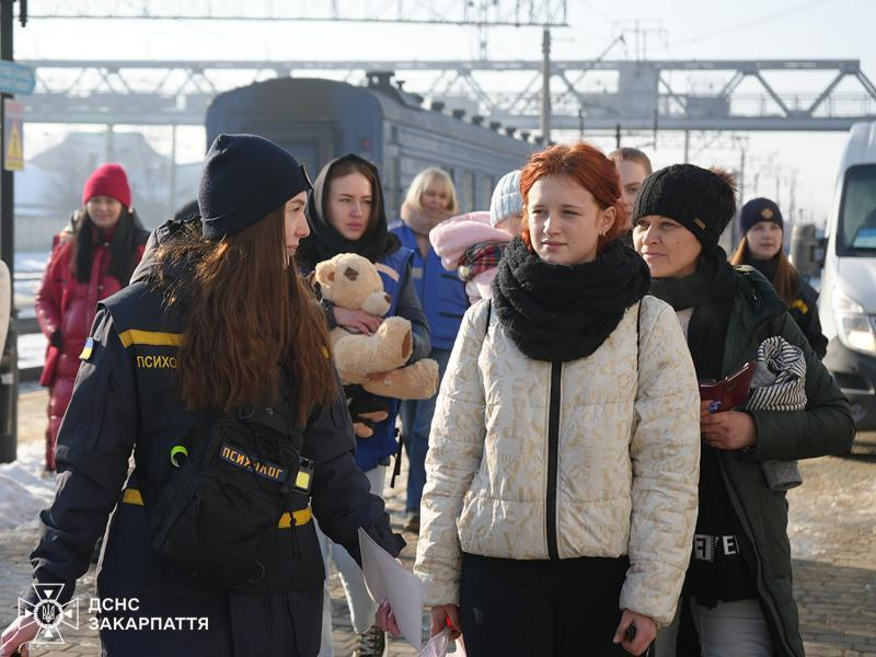 На Закарпаття прибули два евакуаційні потяги з Дніпропетровської області