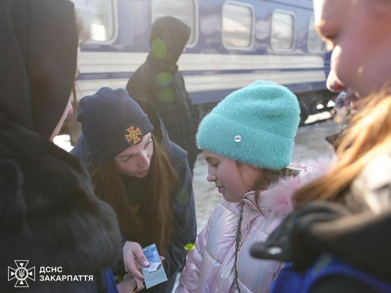 На Закарпаття прибули два евакуаційні потяги з Дніпропетровської області